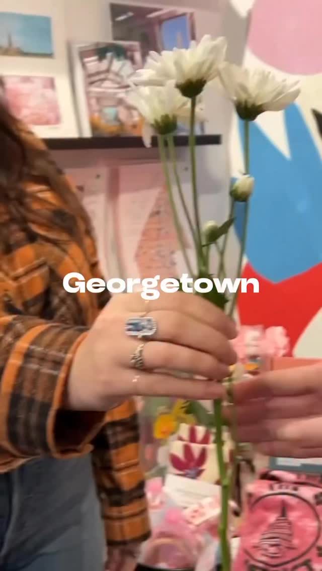 Have you heard about the Flower Tour VIP experience?
VIP guests will collect their flower stems from participating locations between 1:00 and 2:30 pm, then head to @mmlafleur at for a one-hour hands-on arranging workshop from 3:00 - 4:00pm led by Caroline Ervin, owner of @thegeorgetowngardenshop and @carolineervinlandscapedesign.
Get your VIP tickets today, only 10 remaining! 💐