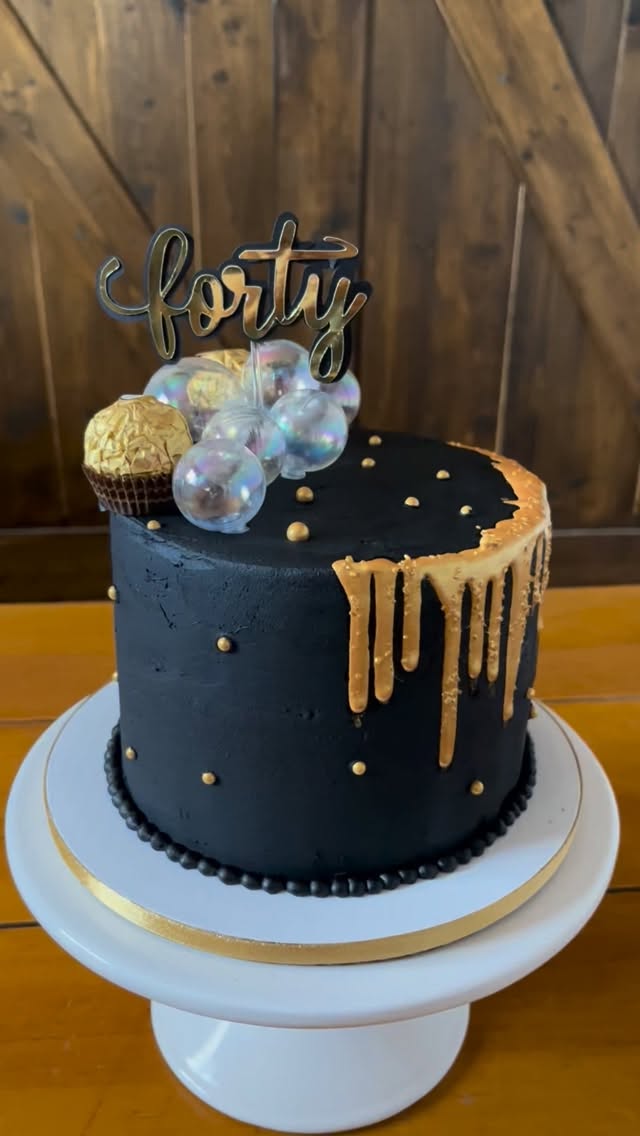Black and gold cakes are one of my favorite designs…so classy! 🥂🍾
#snarkysweetcakechick
#customcakesarvada