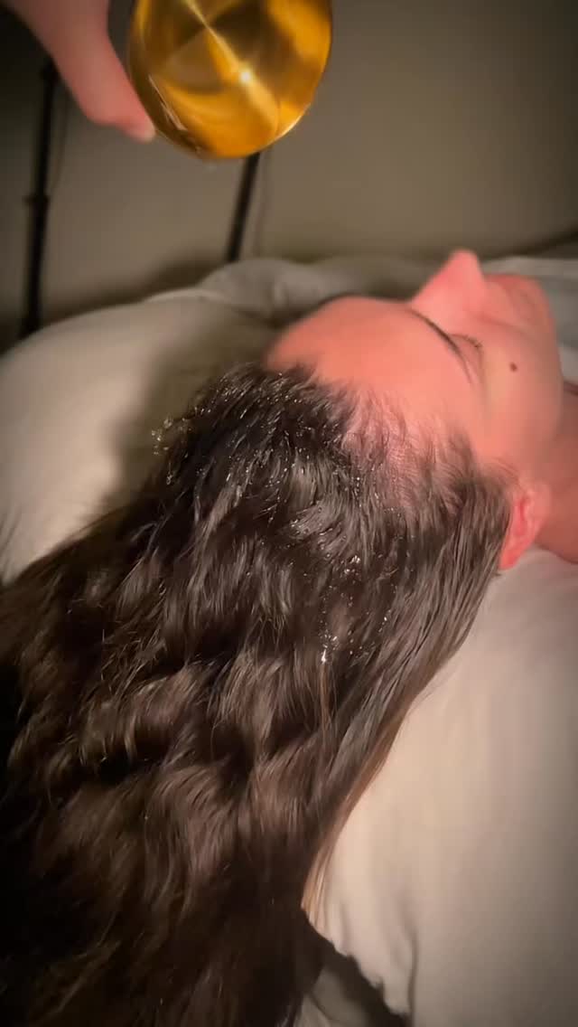 Most people don’t realize how much tension is stored in the scalp…
But your scalp, jaw, and lymphatic system are all connected.
When we stimulate the scalp, we’re not just supporting hair growth —
we’re helping release fascia, improve circulation, and encourage lymphatic drainage.
This can help reduce:
✨ TMJ tension
✨ Sinus pressure + congestion
✨ Puffiness in the face
✨ Headaches + tightness
It’s one of those small details that makes a BIG difference in how your body feels.
If you’re booking for TMJ or sinus work, don’t skip the Nourishing Hot Oil Scalp Treatment add-on — it enhances everything we’re doing.
#roswellga #atlanta #scalpmassage #massagetherapy #georgia