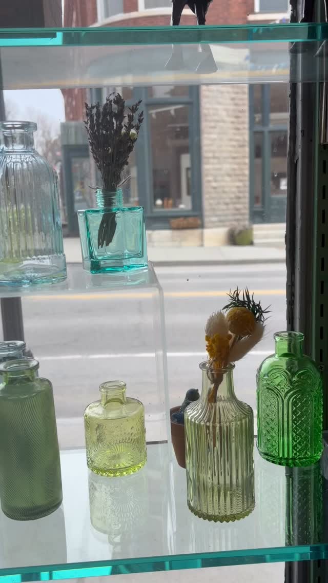 Wee glass vases to mix a match the biggest one is only about 5 inches high perfect for spring flowers. Lovely little house gift.! #glassvases #springflowers🌸🌺🌼🌷❤️ #springhassprung #mainstreetmiddlebury #mothersday
