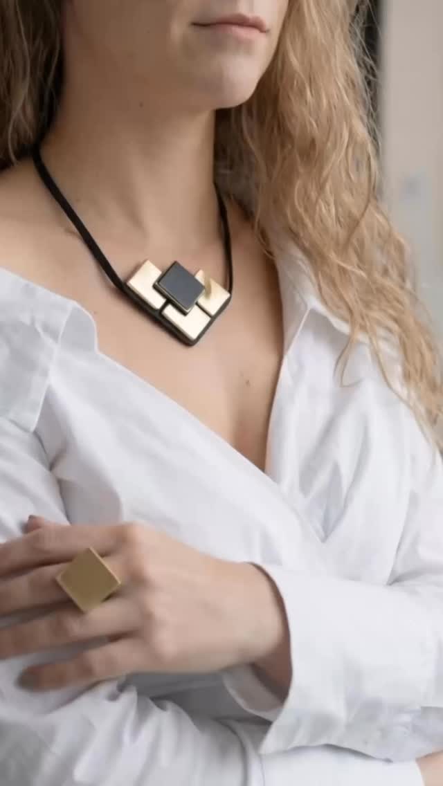There’s something about the way it moves.
Subtle. Intentional. Distinct.
#quietluxury #statementjewellery #contemporaryadornment #independentjewellery #minimalstatement