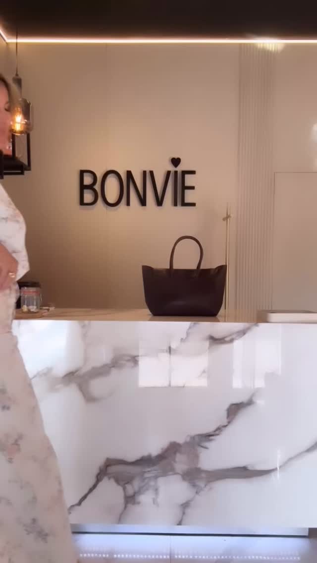 T-shirt : € 29,99
Broek: € 59,99
Riem : € 15
Blazer : € 39,99
Set van 3 ringen : € 19,99