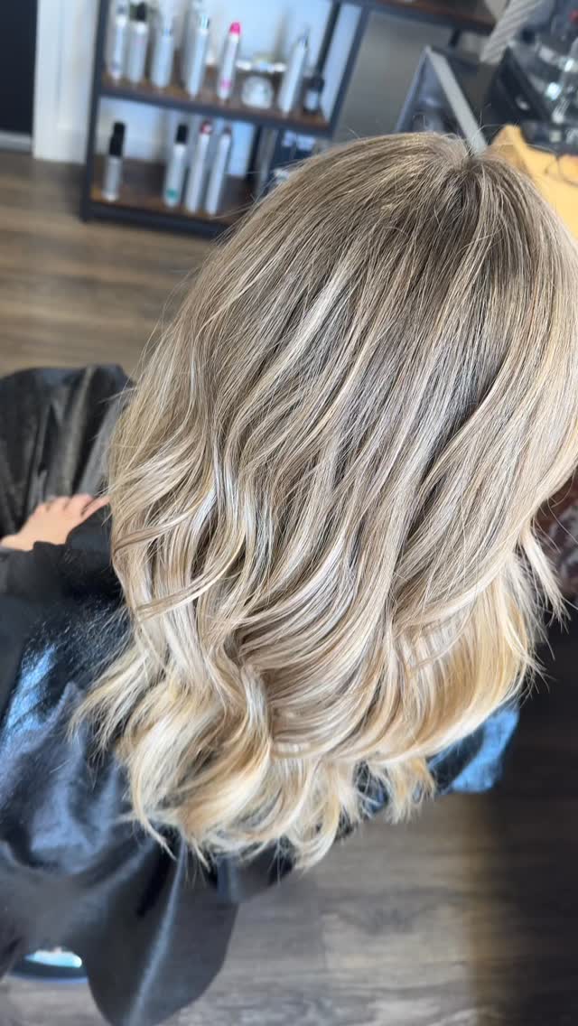 Love a good balanced blonde ☀️
Full foil using @kenraprofessional blondest blonde.
Root smudge Demi 7B/8SM
Gloss 9PV/8VV/9N
#levelheadedhairdesign #kenraprofessional #sumnerhairstylist
