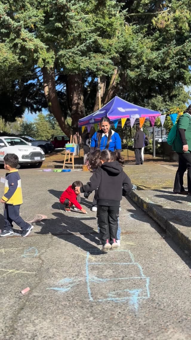Se inauguró la primera biblioteca pública infantil de Puerto Varas, ¡y está en Parque Estación! 📚👦🏻👧🏻
El espacio cuenta con una infraestructura diseñada para niñas y niños de hasta 10 años, quienes también podrán participar de cuentacuentos, clubes de lectura y otros talleres para el fomento de la lectura que se realizarán en el lugar.
¡Visítala!
🕣 Lunes a viernes de 10:00 a 18:00 h. y sábados de 10:00 a 14:00 h.
@biblioptovaras
@municipiopuertovaras
#Biblioteca #puertovaras #fomentolector #parquestacion #elparquelohacemostodos