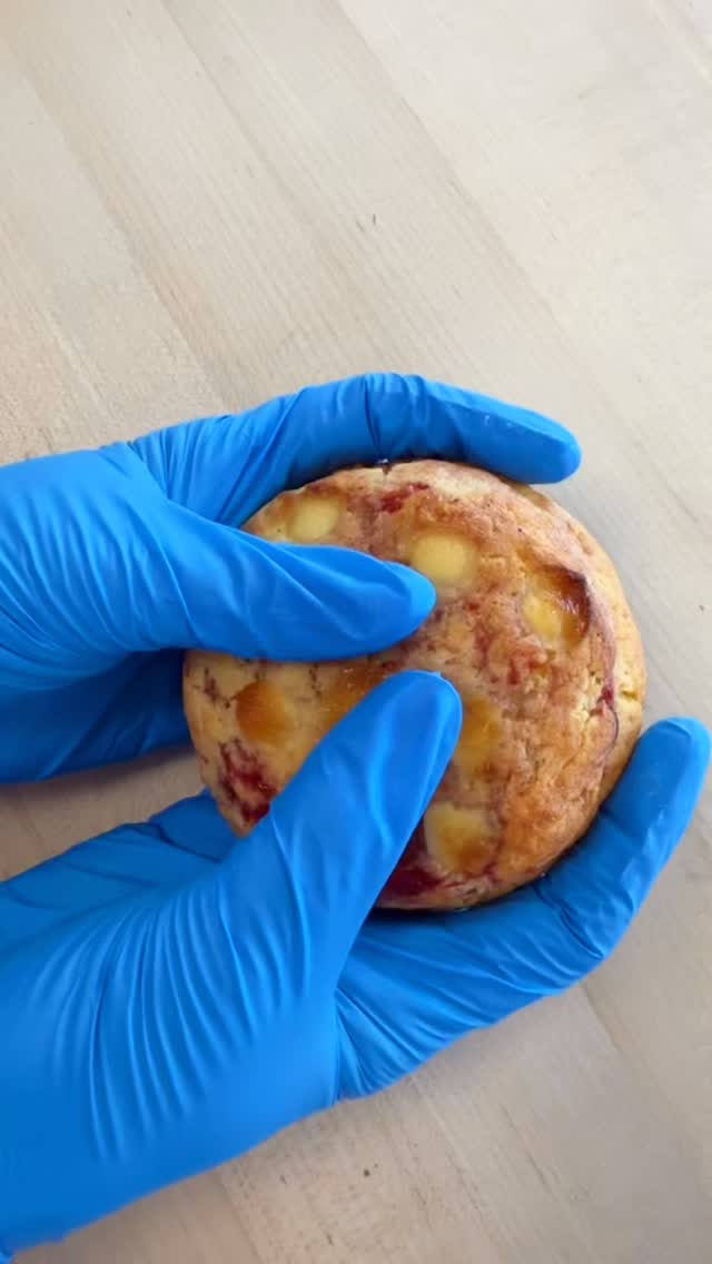 🎉 NEW PROTEIN COOKIE ALERT!! 🍪💪
Say hello to our White Chocolate Raspberry Protein Cookie — your new favorite treat!
✨ Why you’ll love it:
-15g of protein per cookie 💥
-Gooey vanilla base with homemade raspberry jam 🍓
-Swirled with raspberry cheesecake for that decadent finish 🧀
Perfect for a sweet treat without the guilt! Available now in our showcase — grab yours before they’re gone!