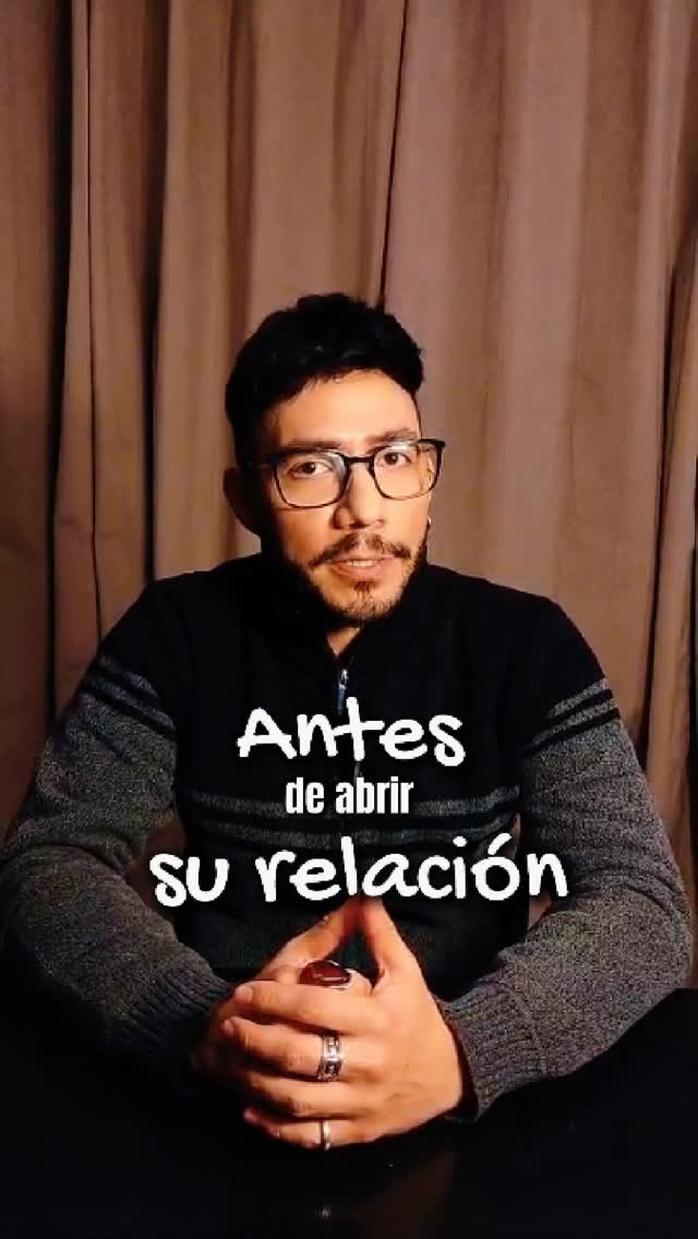 💭 Abrir una relación no es solo una decisión… es transformar la forma en la que se vinculan.
Antes de hacerlo, hay preguntas importantes que muchas veces evitamos:
👉 ¿Lo queremos o estamos cediendo por miedo a perder al otro?
👉 ¿Hay deseo real o solo insatisfacción?
👉 ¿Tenemos herramientas para manejar celos, inseguridad o apego?
💡 Abrir una relación no es solo algo s3xu4l.
Es abrir conversaciones incómodas, acuerdos, límites y emociones.
🧠 No se trata de si está bien o mal…
sino de desde dónde nace la decisión.
Una relación abierta requiere:
✔ Comunicación clara
✔ Acuerdos conscientes
✔ Responsabilidad emocional
✔ Capacidad de sostener lo que venga
⚠️ Si se hace desde el miedo o la presión, puede generar más conflicto que conexión.
✨ Pero si se hace desde la conciencia, puede transformar y enriquecer el vínculo.
En SEXUS te acompañamos a tomar decisiones más claras, honestas y alineadas contigo.
💬 ¿Tú abrirías tu relación?
Comenta “SÍ” o “NO” 👇
📲 Síguenos para más contenido sobre vínculos, acuerdos y s3xu4lid4d consciente.
#RelacionesAbiertas #VínculosConscientes #ResponsabilidadAfectiva #SexusSinTabúes #RelacionesModernas #NoMonogamia #ComunicaciónEnPareja #S3xu4lid4dConsciente #ChuyPeces #AmorConsciente #PsicologíaDePareja #AcuerdosDePareja