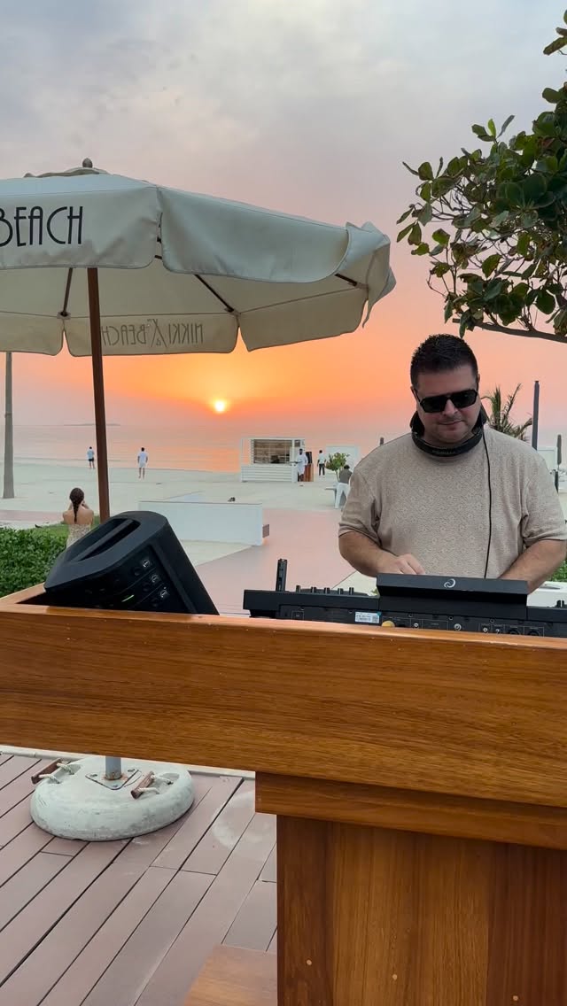 I’m back to Café Nikki - celebrating sunsets 😎🌅 Catch me Friday-Saturday-Sunday - afternoon until sunset spinning some chill, organic and deep house tracks 🌴
#dubaidj #sunset #nikkibeach #nikkibeachdubai #dubailife