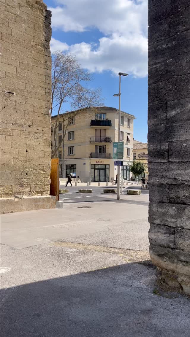 Réalisation de l’enseigne pour @paing.boulangerie , nouvelle boulangerie aux Arceaux à Montpellier.
Une intervention directement peinte sur le mur, avec une couleur forte qui vient trancher et capter le regard pour une visibilité immédiate et durable.
Identité visuelle signée Ilona @studio_oma merci pour la confiance !
Tout de bon à toute l’équipe pour cette nouvelle aventure 🥖✨
#signpainting #enseigne