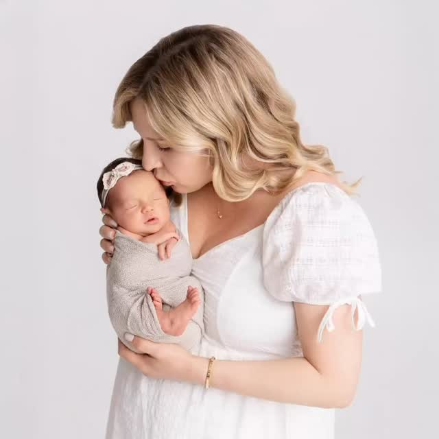Newborn Family Studio Session #newbornfamilysession #newbornstudiophotography #newbornphotoshoot #sugarbaby #newbornphotography