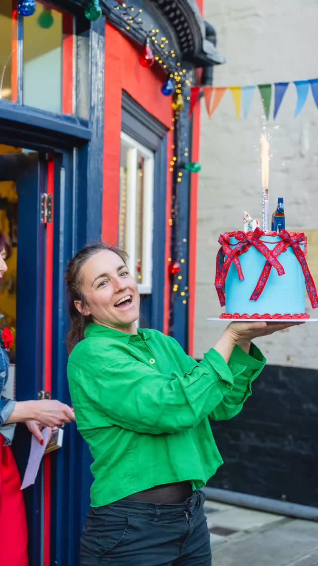 And finally..the FuzzypegFolk One Year Anniversary party was topped off by the most fantastic cake in FPF red and blue livery made by new baker on the block, Baked. @baked.onearshamstreet.
Delicious - we demolished it.
I hate pics of me but these fab photos get my total approval - taken by the brilliant Simon Buck @sibuckphoto
#blueandredcake #fabphotos #newbakeryintown #bungay #bungaysuffolk