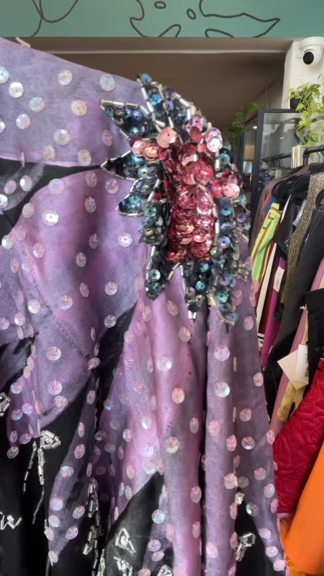 Florals for spring… groundbreaking 🌸✨
But make it textured, unexpected, and a little extra 🤗
From embroidered details to abstract blooms, we’ve got florals in every vibe 💗 come find your favorite before they’re gone!
#dresscue #rentarack #recycleyourstyle #springstyle #floralsforspring