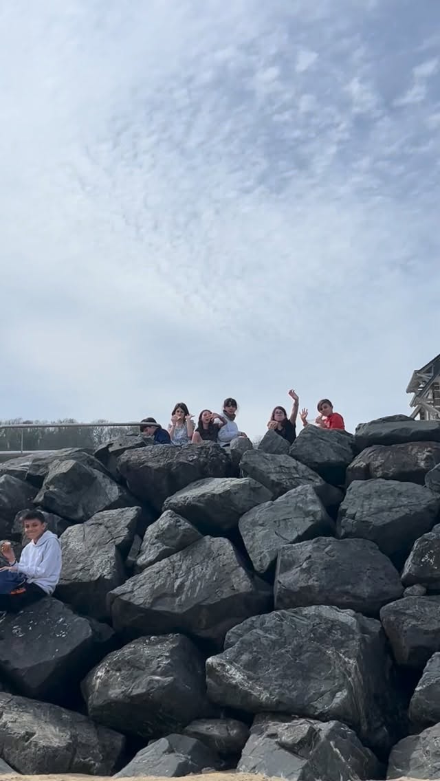 Jour 4 : Saint Brieuc ! On goûte aux joies de la plage de sable fin, on fait trempette dans la Manche, on chasse les œufs avec les petits chanteurs de St Brieuc, on visite la ville, on chante et on rechante …