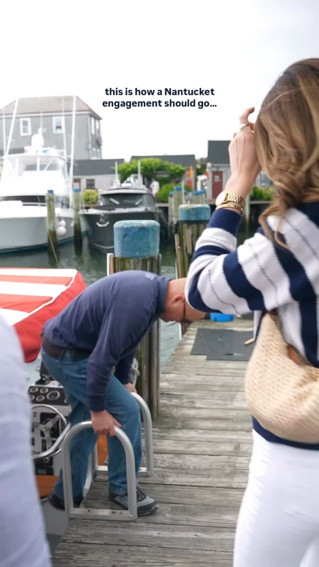 This is how Nantucket does “yes” 💍🌊 Planning a late spring or summer engagement?
There’s nothing more memorable than proposing on the water!