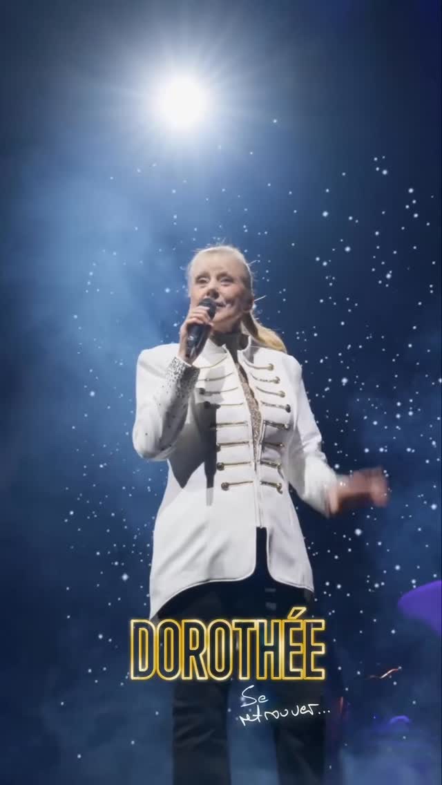 Une toute nouvelle série de costumes de scène pour l’incroyable @dorothee.officiel ✨❤️ trop ravi d’avoir conçu avec la supervision de @alexisarnoult les costumes de cette icône de la télévision.
.
Veste tailleur blanche militaire avec détail gold et strass, veste n jean avec strass et sigle Dorothée , tops en licra pailleté gold et rose ✨
.
Production @alex_sorin alexandresorinproductions ✨❤️
.
#romainthevenin #clubdorothée #fashion #spectacle #icone