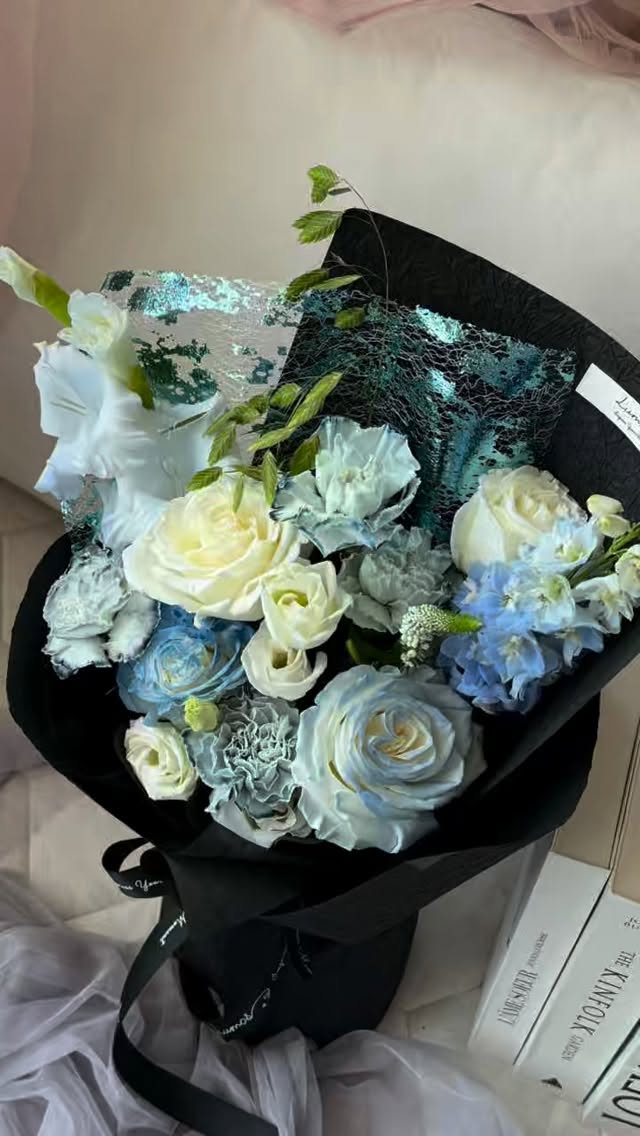 Moody tones in black, white, and soft blue 🖤
Clean, minimal, and quietly striking
with a touch of cool elegance
Not loud—just effortlessly refined #torontoflorist
#luxuryflowers
#minimalflowers
#aestheticdecor
#modernflorals