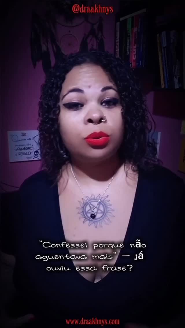 Isso não é lenda. É ciência.
A psicologia documenta casos de pessoas que confessaram crimes décadas depois, não porque a polícia chegou perto, mas porque elas não aguentavam mais o próprio silêncio. Na fila do pão. Durante um almoço de família. Do nada.
A culpa adoece. A culpa mata.
Em Contos Nocturnos | Antologia do Assombro, eu peguei esse fenômeno real e perguntei: e se a culpa não fosse só um sentimento? E se ela tivesse uma forma?
A culpa real existe. A Garra é o que acontece quando a sua culpa resolve te visitar.
Contos Nocturnos | Antologia do Assombro. A Garra. Baseada em algo real. O resto é invenção. Ou será que não?
📖 Link na bio.
#CulpaReal #Psicologia #ContosNocturnos #TerrorPsicológico #TerrorNacional
