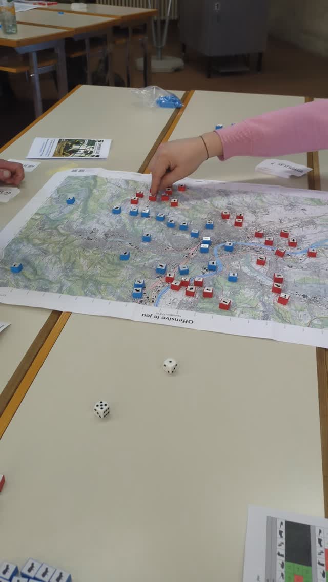 FR 🇫🇷
Qui osera déplacer le prochain pion ?
Chaque mouvement compte, chaque décision crée la tension. Plongez dans la tactique réelle avec *Strategiia* sur carte suisse, testée en direct par les futurs chefs. Prêt à vivre la stratégie ?
Essayez la démo ou contactez-nous !
Offensive le jeu . parce que la tactique s’apprend mieux quand elle se vit.
DE 🇩🇪
Wer wagt den nächsten Zug?
Jede Bewegung zählt, jede Entscheidung bringt Spannung. Erleben Sie echte Taktik mit *Strategiia* auf Schweizer Karte, live getestet von zukünftigen Offizieren. Bereit für Strategie zum Anfassen?
Jetzt Demo ausprobieren oder Kontakt aufnehmen !
Offensive le jeu . Taktik lernt man am besten, wenn man sie erlebt.