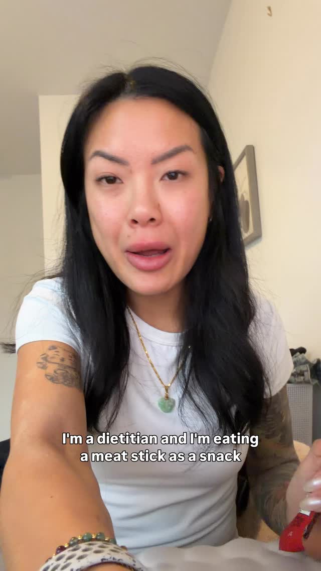 FYI this cancer causing meat stick gives you 10g protein per stick so it’s the easiest high protein snack you can go for 😉
Pair this with a high fiber food like an apple or whole grain crackers and there you go ✅
#dietculture #antidiet #dietitiantips #dietitianeats #highproteinsnack