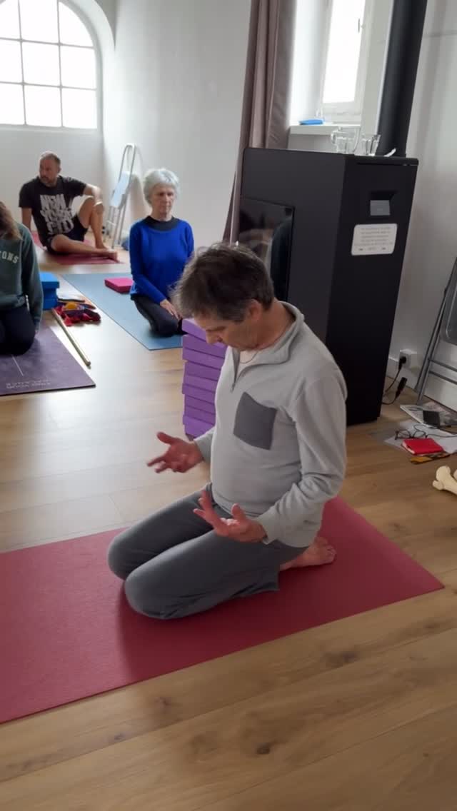 Choisir le confort plutôt que l’effondrement 🏛️🌿
LA POSTURE DE L’OFFRANDE :
Quand le repos devient enfin possible. ✨
On présente souvent la posture de BALASANA (l’enfant) comme le refuge ultime. Pourtant, pour beaucoup d’entre nous, c’est une épreuve :
❌ Trop de pression dans les cervicales. Voire trop de poids dans la tête.
❌ Des chevilles en souffrance (manque d’inflexion plantaire).
❌ Des genoux ou des hanches qui bloquent et compriment.
Résultat : on ne se repose pas, on s’écrase. 📉🌪️
Habituellement, dans Balasana, les bras tombent en rotation interne : les épaules montent vers les oreilles et viennent comprimer davantage la nuque.
Dans cet extrait d’un de nos stages immersifs, Serge nous montre comment la posture de l’Offrande remplace avantageusement ce classique. C’est une approche beaucoup plus confortable et respectueuse pour la majorité des pratiquants.
Pourquoi votre corps va l’adorer ? 🧐
✅ Poids réparti : En plaçant les coudes comme des tuteurs, on ramène le poids vers les talons. On libère la tête, la nuque et on protège les articulations du bas.
✅ Architecture des épaules : Ce placement induit une rotation externe des humérus. Les omoplates se placent en sonnette interne : les épaules s’éloignent enfin des oreilles.
Vous ne vous effondrez plus, vous vous structurez. 🏛️💎
C’est cette précision qui transforme une simple pause en une véritable régénération. 🌿✨
Envie de vivre cette expérience ? Nous explorons ces mécanismes en profondeur lors de nos stages immersifs de Yogathérapie Posturale. Il reste quelques opportunités pour nous rejoindre cet été.
Dites-nous : ressentez-vous parfois cette pression désagréable dans la tête, les cervicales ou les épaules dans la posture de l’enfant ?
👇❤️
#Yogatherapie #balasana #cathetsergeyoga #asana #offrande