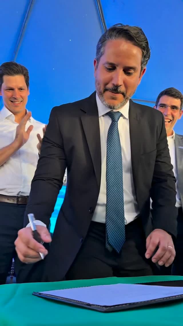 Luiz Antônio Rosa assume a presidência da CODEGO e transmite a presidência do Sinduscon Anápolis a Juliano Pereira dos Santos e Henver Resende para a vice-presidência.
A solenidade reuniu grandes lideranças políticas, empresariais, classistas e o Fórum Empresarial, marcando um momento histórico para o desenvolvimento da Anápolis e de Goiás. Entre os presetnes estavam o prefeito de Goiânia, Sandro Mabel, o prefeito de Anápolis, Márcio Corrêa, além de vereadores, liderados pela presidente da Câmara, Andreia Rezende; o deputado estadual Amilton Filho, o deputado federal Célio Silveira, diretores do Sinduscon, associados, familiares e representantes de entidades classistas, entre elas André Rocha, presidente da FIEG.
Em seu discurso, Luiz Antônio Rosa reafirmou o compromisso com o desenvolvimento de Goiás e de Anápolis, destacando o fortalecimento do DAIA, a continuidade da gestão.