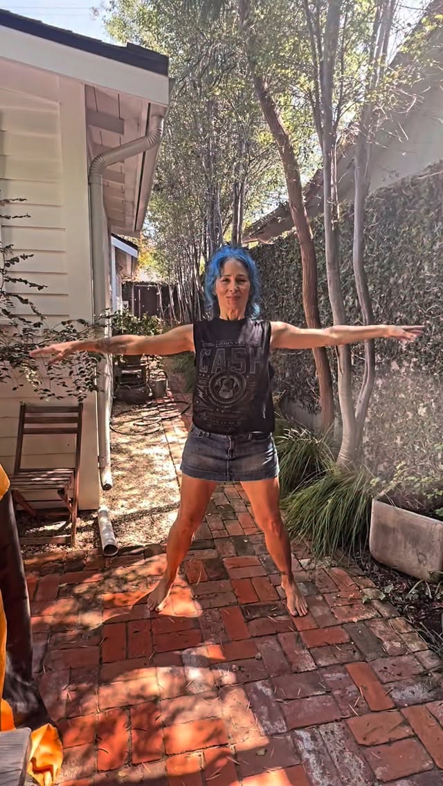 My new favorite move 🌸 harder than it looks 😆 so good for musicians and everyone’s whole body alignment 🧚 #movement #medicine #meditation #newmusic #thefutureholdstolove