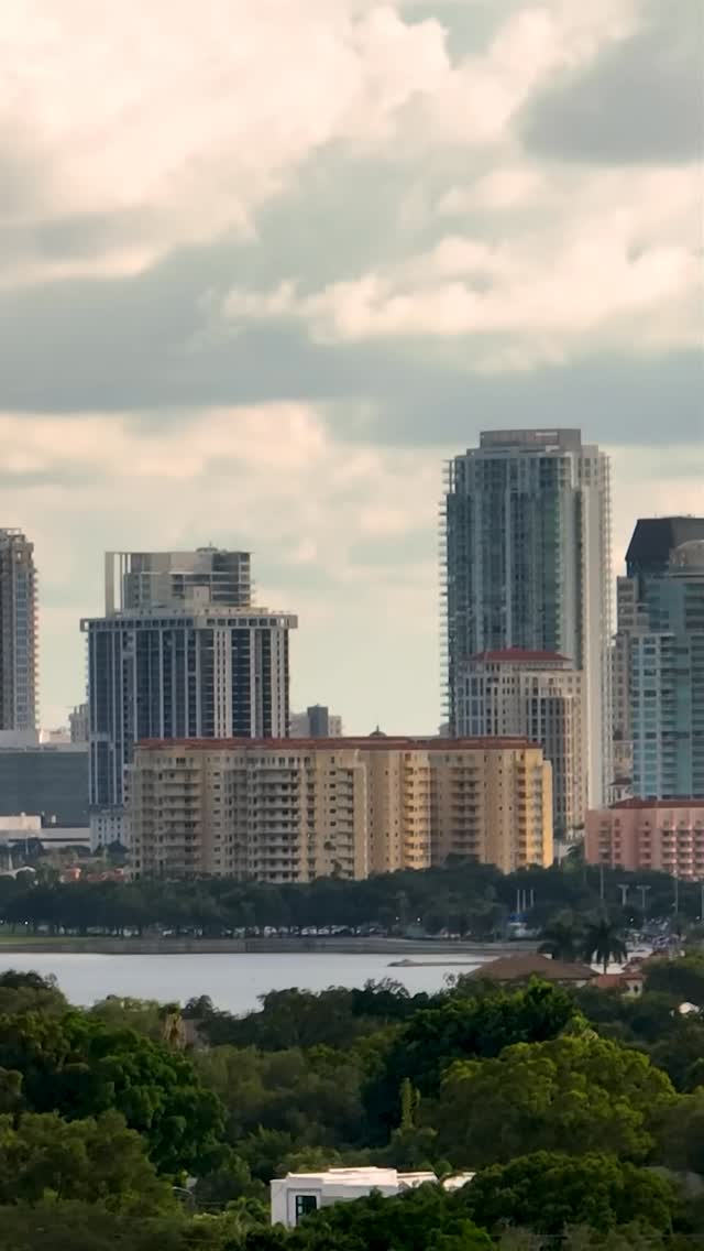 ⚠️ VIDEO COMPLETO EN MI CANAL
San Petersburgo, Florida, conocida irónicamente como la “sala de espera de Dios”, ha pasado de ser una ciudad expansiva dependiente del automóvil a experimentar una increíble renovación de su centro.
Esta transformación se debe a la visión de algunos de sus habitantes y gobernantes, quienes han contribuido al cambio de la ciudad.
Exploramos el desarrollo urbano de St. Petersburg, contrastando su pasado dependiente del automóvil con su presente de proyectos urbanos y eventos exitosos, destacando cómo la arquitectura y el urbanismo pueden influir en el bienestar de una ciudad y sus habitantes.
#Urbanismo #Arquitectura