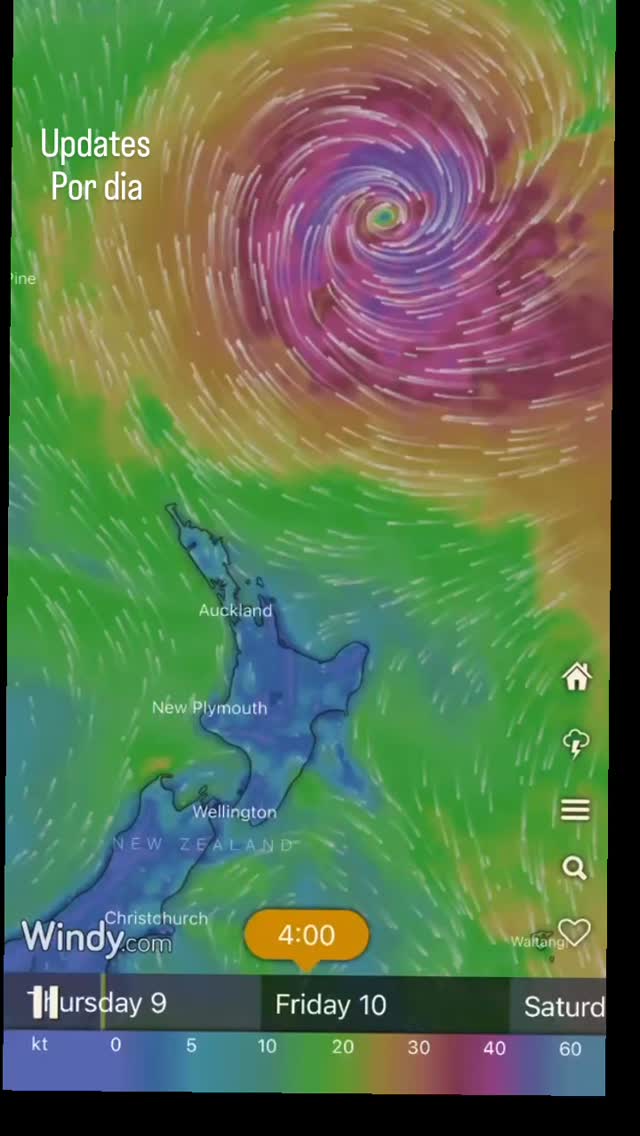 Aprovechando el hermoso dia de hoy antes de que llegue la lluvia y cielos grises!
Checa Windy.com app puedes ver por día y hora viento, lluvia y detalles del clima.
Updates ( todo cambia, el clima es impredecible )
📍Jueves - Viernes (ahora mismo)
Sigue siendo un ciclón fuerte (Cat 3)
Todavía en aguas cálidas (por eso mantiene fuerza)
Empieza a moverse hacia latitudes más frías
》Aquí es cuando comienza a perder energía lentamente
📍 Viernes - Sábado
Empieza la transición a ciclón extratropical
Esto significa:
❌ deja de ser “ciclón tropical clásico”
✅ pero sigue siendo muy peligroso
》pierde estructura tropical, pero NO deja de ser tormenta fuerte.
📍 Sábado - Domingo (llegada a NZ)
Impacto esperado en la Isla Norte
Especialmente:
norte y este (Auckland incluido)
Riesgos principales:
🌬️ Vientos fuertes (potencialmente peligrosos)
🌧️ Lluvias intensas
🌊 Oleaje peligroso
Tocará en todo el país ? No, checa el post de ayer para ver las areas que pueden llegar a ser más afectadas.
Comparte con ese amigo despistado que nunca se entera de las noticias de este lado del planeta! 😎🌧👌
#latinkiwi #nuevazelandaenespañol #nuevazelanda