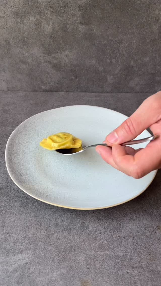 Spring flavors on your plate 🌿✨
Wild garlic ravioli meet green asparagus and an aromatic sage lemon butter – fresh, light, and full of flavor 💚🍋
#flexitarian #springvibes🌸 #wildgarlic #greenasparagus #freshpasta