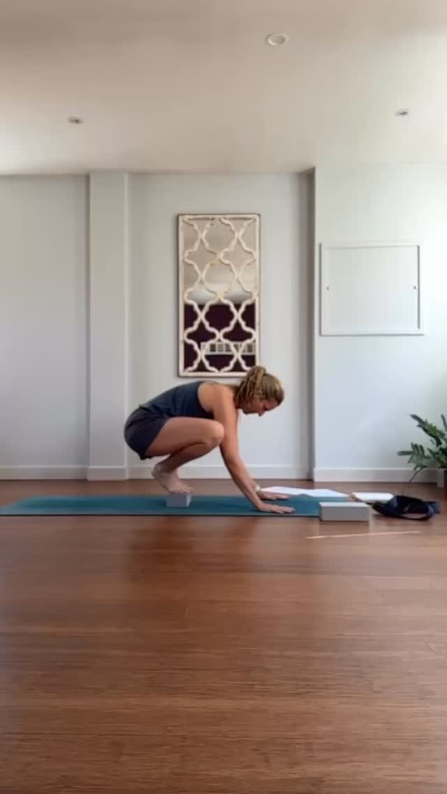 For many our first attempt at an arm balance isn’t always successful or without a crash landing. It’s a way to challenge yourself in ways that can bring new found confidence into your practice as well as everyday life.
Bakasana or Crow Pose is a good place to start - a strong arm-balancing asana that builds arm, wrist, shoulder and core strength.
Whilst also improving balance and focus, it builds confidence by overcoming fear even if it takes a few crash landings along the way.....
#bakasana #crowpose #armbalances #yogaeverydamday #yogastudent