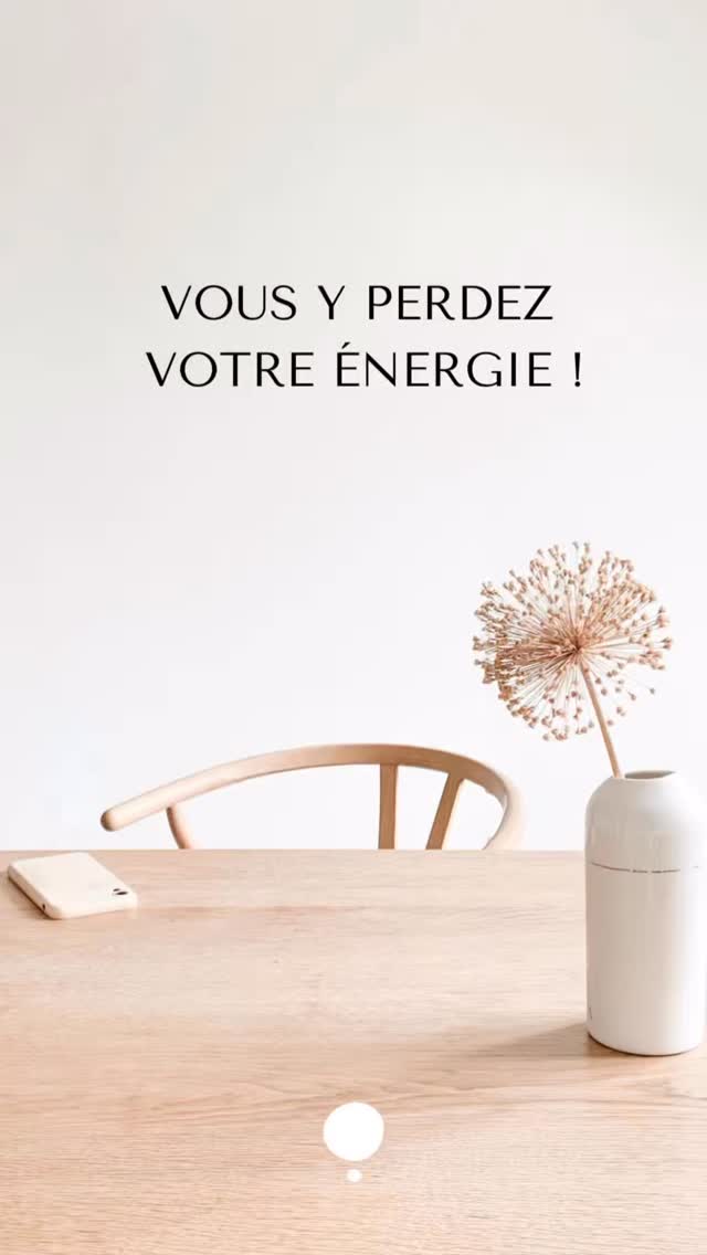 Manquez-vous d’énergie ces derniers temps ?
🌿
L’encombrement et la profusion créent la dispersion. Or, nous n’avons que 4 ressources à notre disposition, toutes limitées : l’espace, le temps, l’argent et l’énergie.
🌿
Le trop-plein nous épuise car il dilapide notre ressource énergie en nous obligeant à ranger sans cesse. En réduisant le nombre de nos possessions, on limite le temps que l’on prend pour s’en occuper et on re-remplit notre jauge d’énergie. ✅
🌿
Alors bien sûr, trier, va demander un effort, mais que l’on ne produira qu’1 seule fois et du coup lorsqu’on trie, on ne perd pas au contraire, on récupère !
🌿
Prêt à essayer ? Dites-le-moi en commentaire et d’ici là, allez à l’essentiel !