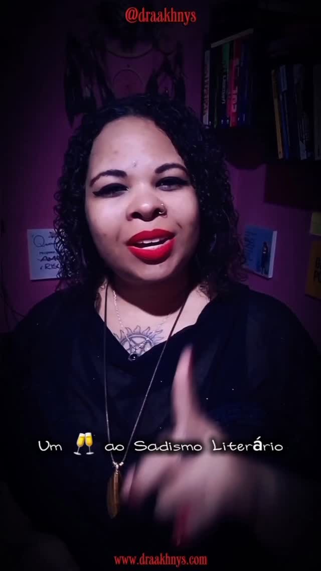 Um brinde ao meu sadismo literário. 🥂
Porque finais felizes são superestimados. E justiça de verdade? Só com sangue.
Contos Nocturnos | Antologia do Assombro. Link na bio.
#SadismoLiterário #ContosNocturnos #TerrorNacional
