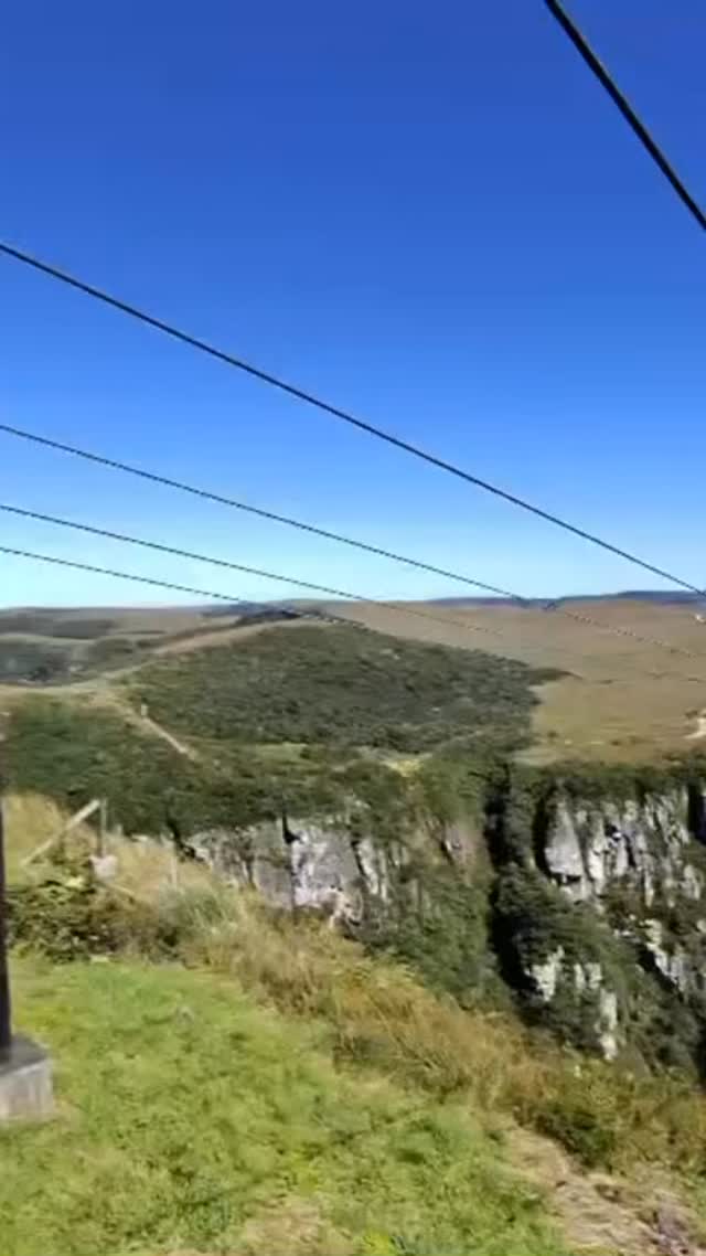 Tem coragem de apertar o play até o final? 😱
A vista do alto já impressiona. Agora imagina atravessar o cânion voando, sentindo o vento no rosto e vendo tudo exatamente pelos olhos de quem está na tirolesa.
No vídeo, você vai junto. Sem filtro. Sem edição. Só a adrenalina de cruzar o Cânion Fortaleza de um jeito que você nunca esquece.
E aí, você teria coragem? 👇
Chama a pessoa que iria com você e manda uma mensagem para reservar essa experiência. 🔥
#canyonsdosul #turismodeaventura #canionfortaleza #geoparquecaminhosdoscânionsdosul #cambaradosul
