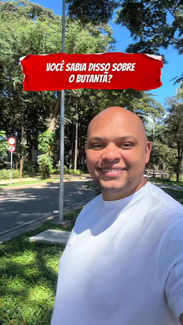 Sabe aquele bairro que parece comum… mas quando você entende a história, começa a enxergar de outro jeito?
Esse é o Butantã.
Tudo começa lá em 1901, com a criação do Instituto Butantan, em uma região que ainda era afastada da cidade.
Na época, ninguém imaginava…
mas ali já começava um movimento importante.
Com o tempo, o bairro foi evoluindo.
E em 1934 vem uma virada grande…
a chegada da Universidade de São Paulo.
De repente, o Butantã começa a ganhar vida.
Chegam estudantes, professores, profissionais…
e o bairro passa a ter movimento, cultura e desenvolvimento.
E é assim que um bairro começa a crescer de verdade.
As ruas surgem, os comércios aparecem, os prédios começam a subir…
e o que antes era afastado, passa a se integrar com a cidade.
Agora vem a parte que eu vejo muito no dia a dia como corretor.
Nos últimos anos, o Butantã voltou a crescer forte.
Principalmente por causa da mobilidade, com a chegada do metrô.
E quando melhora o acesso… tudo muda.
Mais gente procura, mais empresas chegam…
e começam a surgir novos empreendimentos.
Hoje você já vê vários lançamentos na região,
o que mostra claramente o potencial de valorização.
E isso não acontece por acaso.
Construtora não investe onde não tem futuro.
O Butantã é um bairro que cresceu com conhecimento…
e agora cresce com infraestrutura e investimento.
E é exatamente esse tipo de movimento que eu analiso todos os dias no mercado.
Se você gosta de entender bairros que estão crescendo e enxergar oportunidades antes da maioria, me acompanha aqui que eu vou te mostrar muito mais.