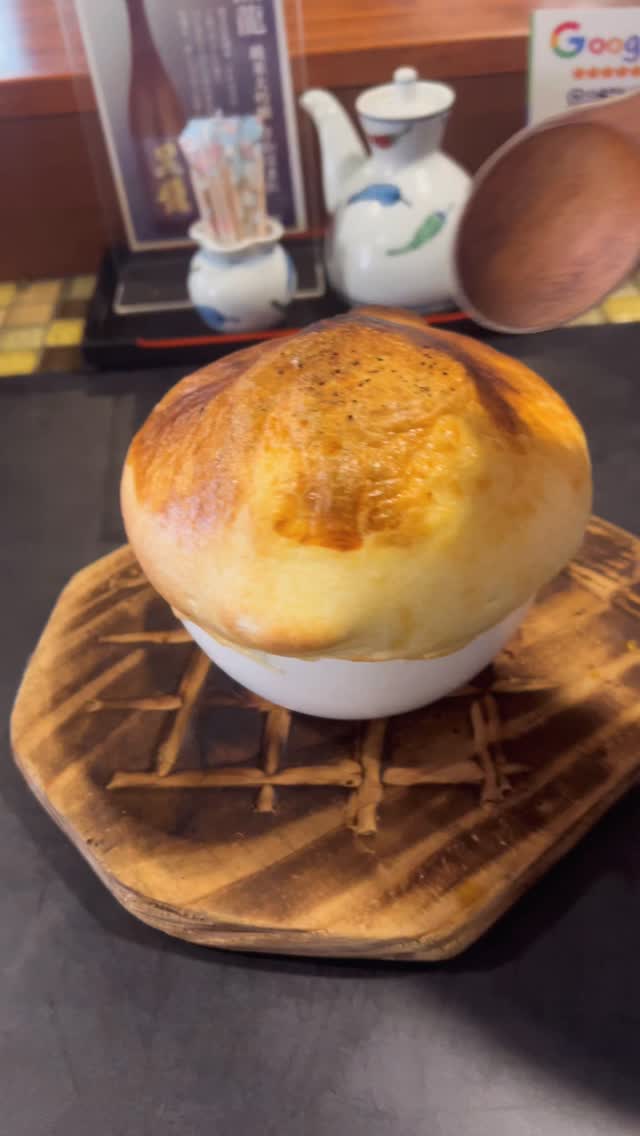 赤目特製!パイ包みデミグラスソース😌
ドームのように膨らんだビジュアルはインスタ映え間違いなし🫶
中には、、なんと、、、!
動画でご確認ください🖤
ぜひご賞味あれ🙏
赤目のカウンターでは目の前で鉄板を見ながらお食事することができます。
長崎の新鮮なお魚やお肉料理たくさんご用意しておりますので観光の方も楽しめます♪
ご友人やご家族、会社の新年会・忘年会などご予約お待ちしております☆
#長崎#鉄板#赤目