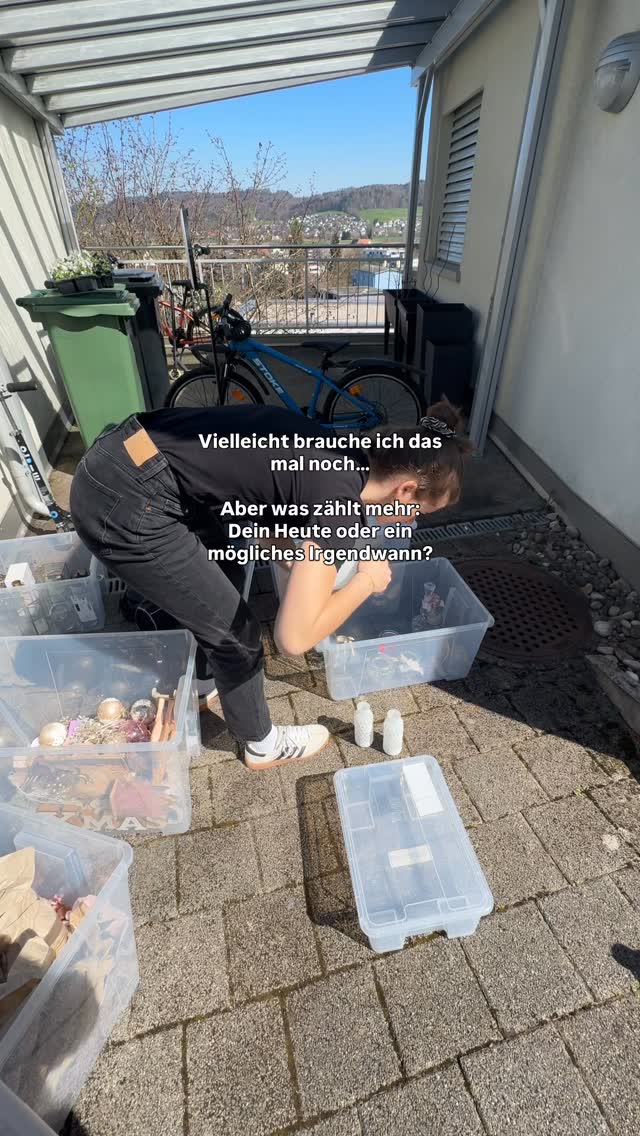 Was wiegt mehr: dein freier Kopf oder ein Ding für irgendwann? Loslassen ist nicht Verlust. Es ist ein Gewinn an Raum, Klarheit und Leichtigkeit.
.
.
.
.
.
home organizing | decluttering | familienalltag | ordnungssysteme | ordnung schaffen | schweiz | aufräumhilfe | bern | organisieren | kleiderschrank | aufräumen | thehomeedit
#thun #loslassen #minimalismus #mariekondo #ordnungstipps