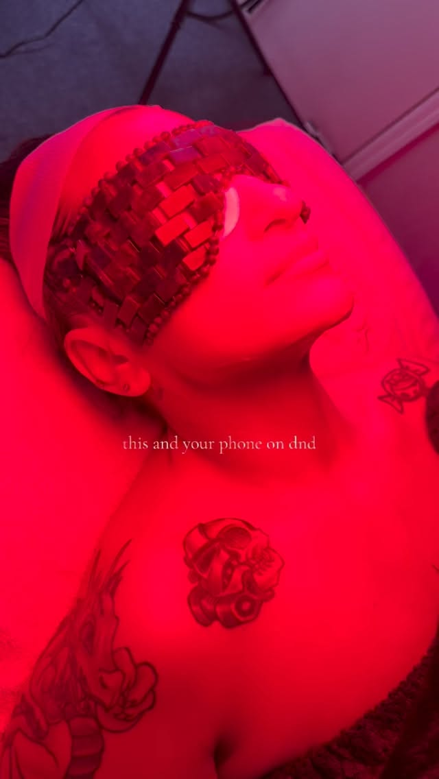Red light on, worries off 😌
Hydrating mask doing its thing, phone on Do Not Disturb, and collagen production in full effect.✨
Boosts collagen, improves skin texture, reduces fine lines, and gives you that healthy glow from within 💛
#esthetician#ctesthetician#redlighttherapy#ctspa