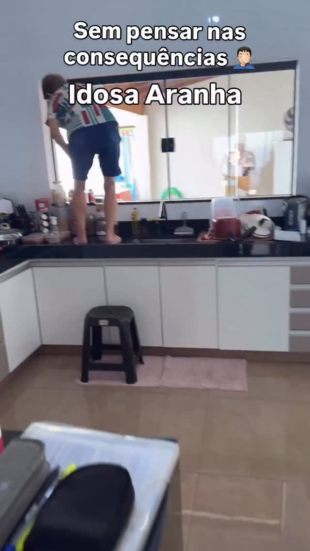 “Quando a independência encontra o desequilíbrio, segundos podem mudar uma vida inteira.”
Muitos idosos continuam realizando tarefas domésticas como sempre fizeram… mas o corpo já não responde da mesma forma. Subir em pias, bancos ou cadeiras para limpar locais altos aumenta drasticamente o risco de quedas — uma das principais causas de fraturas, traumatismos cranianos e perda de autonomia na terceira idade.
Uma queda não é apenas um acidente.
Ela pode iniciar um efeito dominó físico, emocional e neurológico.
⚠️ Principais riscos das quedas em idosos:
• Fratura de fêmur
• Traumatismo craniano
• Hemorragias intracranianas
• Perda de mobilidade
• Medo de andar sozinho
• Internações prolongadas
• Declínio cognitivo acelerado
O cérebro envelhece. O reflexo muda. O equilíbrio muda. A noção espacial também.
E às vezes a confiança continua jovem… enquanto o corpo já pede prudência.
Prevenção salva autonomia:
✔️ Evitar subir em locais instáveis
✔️ Adaptar o ambiente da casa
✔️ Fortalecimento muscular e equilíbrio
✔️ Avaliação neurológica e funcional
✔️ Atenção aos medicamentos que causam tontura
Cuidar do idoso não é limitar sua liberdade.
É proteger sua continuidade.
—
Cezar Oliveira
Cérebro e Coluna Regenerativa#drcezaroliveira #colunaregenerativa #cerebroregenerativo #saude #cuidadocomquedas