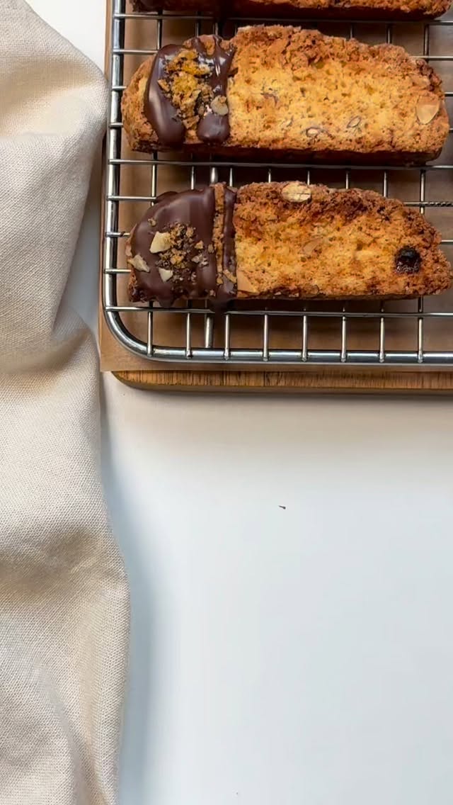 BISCOTTI CROQUANTS AU GRANOLA 🍫🥜
Un classique italien… revisité en version granola. Attention, ces biscotti sont addictifs
Des biscotti dorés, croustillants et irrésistibles. La petite douceur parfaite pour accompagner ton thé ou ton café.
Ingrédients :
• 120 g farine
• ½ c. à café levure
• 60 g sucre
• 20–30 g @lesgranolasdejenny concassés
• 30 g beurre fondu
• 1 œuf
• 80 g noix concassées
Préparation :
- Dans un saladier, tu mélanges la farine, la levure, le sucre, @lesgranolasdejenny concassés, le beurre fondu, les noix.
- Forme un boudin, enfourne 20–25 min à 170°C.
- Coupe en tranches, puis remets au four 10–15 min pour des biscotti soient bien croustillants.
- Ajoute un filet de chocolat fondu + un peu de nos délicieux granolas.
#lesgranolasdejenny #recettefacile #granola #biscotti #switzerland