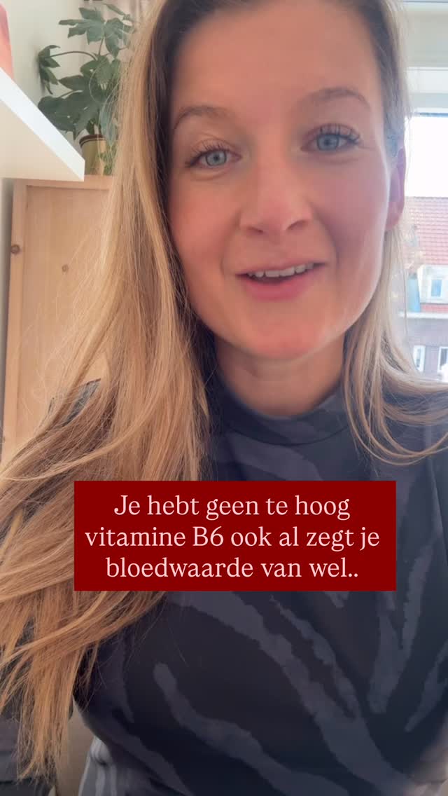 Heb jij wel eens te horen gekregen dat je vitamine B6 te hoog was?
Ik spreek zó vaak vrouwen die schrikken van een “te hoge” vitamine B6.
Logisch, want het kan voor vervelende klachten zorgen.
Maar het is essentieel om verder te gaan kijken. Hoe kan het dat mijn B6 zo hoog is?
👉 een hoge waarde betekent niet automatisch dat je er te veel van hebt
Heel vaak betekent het juist dat je lichaam het niet goed kan omzetten naar de actieve vorm!
Dus het zit wél in je bloed…
maar je lijf kan het niet gebruiken!
Vitamine B6 is essentieel voor:
– hormonen (oestrogeenafbraak)
– stemming & stress
– histamine regulatie (minder maag/darm last)
– bloedsuiker
– tegen misselijkheid (wagenziekte/zwangerschap)
– bloedsuiker
– mooie huid
– minder last van hooikoorts, allergieën en intoleranties
Wat ik vaak zie als oorzaak:
→ magnesiumtekort
→ stress
→ lever/darmbelasting (intoleranties, disbalans, verminderde spijsvertering)
→ medicatie gebruik
Dus het probleem is meestal niet:
“ik heb te veel B6”
Maar: mijn lichaam kan het niet goed gebruiken
En dat symptoom wil je niet negeren, want b6 is mega belangrijk!
Heb jij ooit gehoord dat je vitamine B6 te hoog was? En hoe werd er mee om gegaan👇
Heb je een persoonlijke vraag stuur gerust een DM 🤍