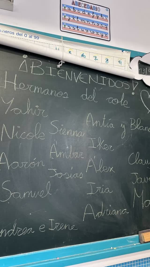 Iniciamos el Proyecto aprendizaje-servicio “Herman@s del cole” un año más 👩🏻🤝👩🏽👫🏼👨🏽🤝👨🏼
Esta semana, el grupo de 3° de ESO ha ido a conocer a sus herman@s de 1° de EP. Además, aprovecharon para realizar una pequeña “evaluación inicial” sobre los contenidos a trabajar en las siguientes sesiones de manera personalizada (lectoescritura, cálculo matemático…). Una gran forma de atender a la diversidad del aula y respetar los ritmos de aprendizaje de cada uno/a.
#proyectointernivel #educaciónenvalores #aprenderhaciendo #educacionprimaria #educacionsecundaria