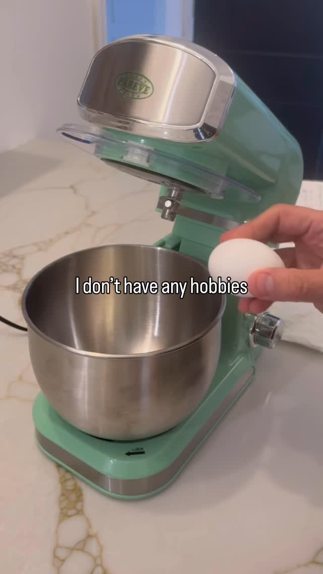 Be on the lookout for one of our new flavors coming this spring! The vanilla caramel chai cookie with vanilla chai frosting and caramel drizzle#nycfoodie #koshereats #chef_jon_israel #smallbatchcookies