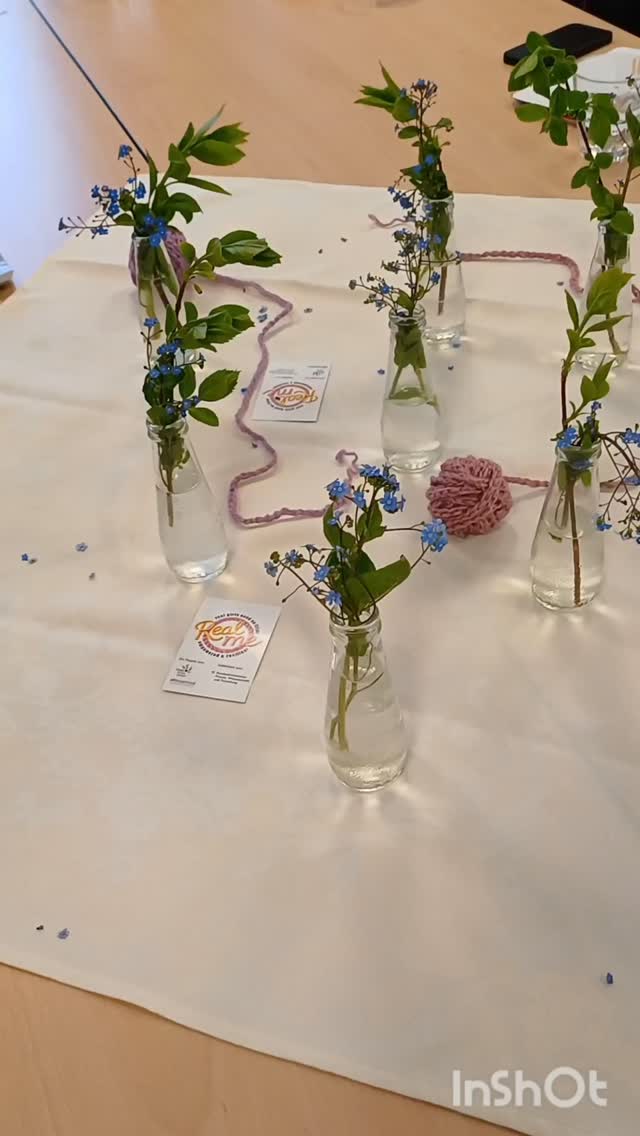 Klausurtag zur Erarbeitung unseres Multiplikatorinnen-Workshops im Rahmen des Projekts REAL ME - empowered & resilient.
Der rosa Faden als Symbol für Positivismus verbindet uns Frauen und soll uns täglich erinnern: dein Körper ist dein Zuhause.
#frauengesundheit #körperbilder
#bodypositivity #realme #feminina