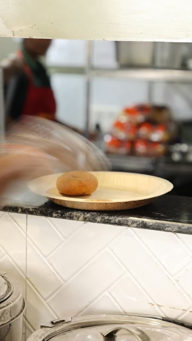 From the moment it’s served to the last bite, it all happens in no time, with just the right crunch on the outside and softness inside.
And you’re already thinking about the next plate of medhu vada. 🧡
.
.
.
(Upsouth, Vada,Medhu vada, Snacks, South Indian snacks, Fresh vada, Guwahati, Pune)