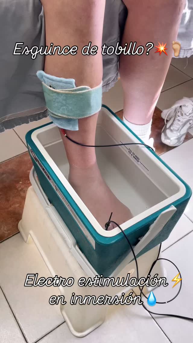 Esguince de tobillo💥🦶🏼😢🟰Medios Físicos⚡️💧😃
En fisioterapia trabajamos con medios físicos.
Por eso también se le conoce como medicina física.
Agua.
Luz.
Electricidad.
Temperatura.
Movimiento.
No son herramientas aisladas.
Son estímulos que, cuando se comprenden y se dosifican correctamente, generan adaptación, alivio y recuperación.
La diferencia no está solo en aplicarlos,
sino en saber por qué, cuándo y cómo utilizarlos.
Así es como la fisioterapia deja de ser algo general
y se convierte en un proceso preciso, justificado y enfocado en ti.
Nuestro objetivo es claro:
mejorar tu recuperación con la mayor calidad posible.
#avanzafisioterapia #vamospormás #fisioterapia #electroterapia #esguincedetobillo