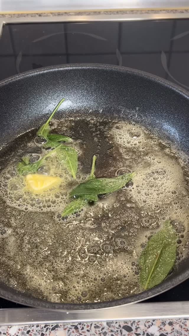 Spring flavors on your plate 🌿✨
Wild garlic ravioli meet green asparagus and an aromatic sage lemon butter – fresh, light, and full of flavor 💚🍋
#springrecipes #wildgarlic #freshpasta #asparagus #freshcooking