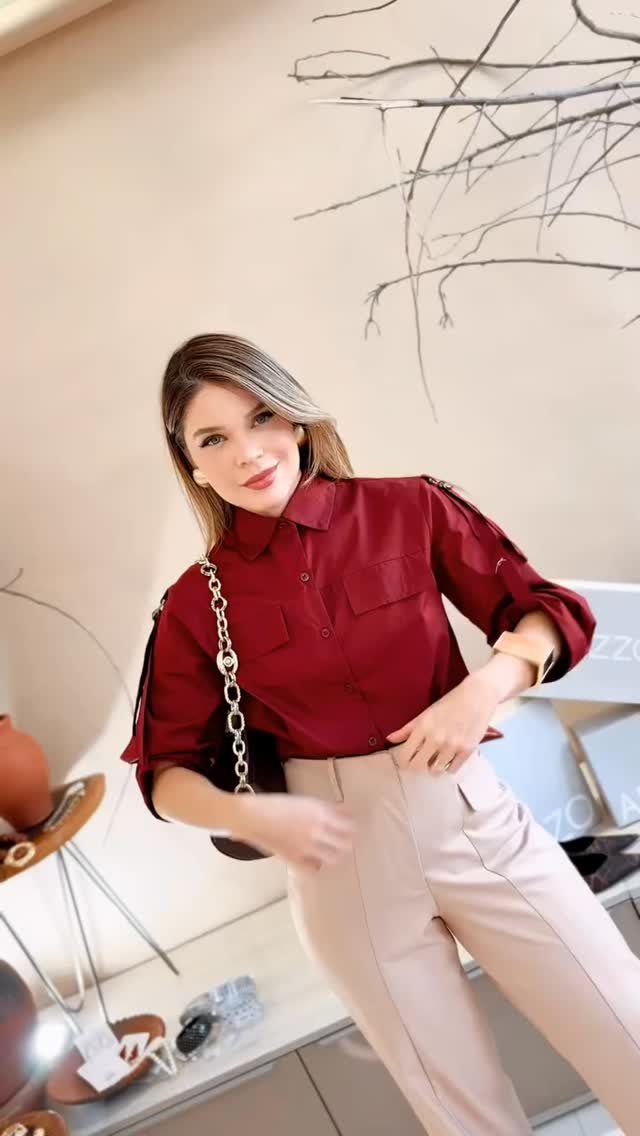 Essa camisa é daquelas peças que não deixa você passar despercebida. 🌟