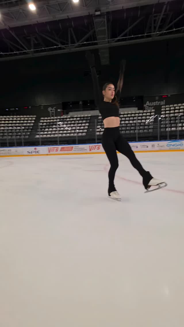 Massive congratulations to Anastassia Smolenski! The first woman from Estonia to do a backflip on ice 🇪🇪🙌🔥 #JohnWilsonBlades
📷️: @stassya.s
#FigureSkating #IceSkating #FigureSkates #IceSkates