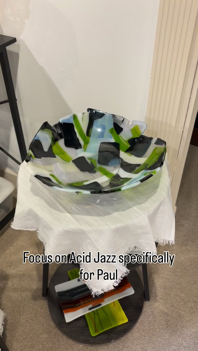 A quick focus on this fused glass bowl (one of my favorites)
#Dcota #fusedglass #bowl #centerpiece #zeroemptyspaces