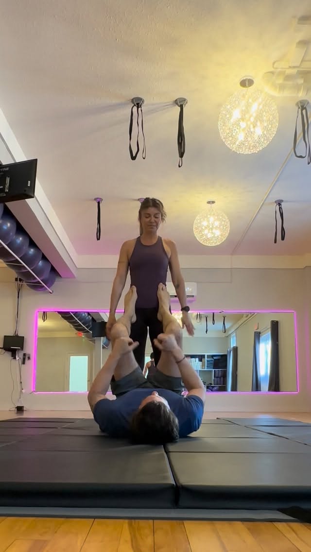 Always meeting each other 1/2 way. That's kinda what #acro #yoga is all about.
ty @acro.pk for the fun flow last weekend! We're working on it!