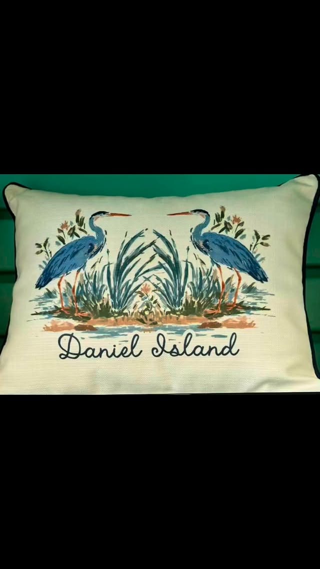 PILLOW FIGHT!! These wonāt last long! You better hurry in and pick your Daniel Island pillow today! š¦ Matching dish towels are a great gift for someone else, but these would look perfect in your home too!!
Which one is your favorite? š¦¢
#danielisland #charleston #charlestongifts #shoplocaldi #chs